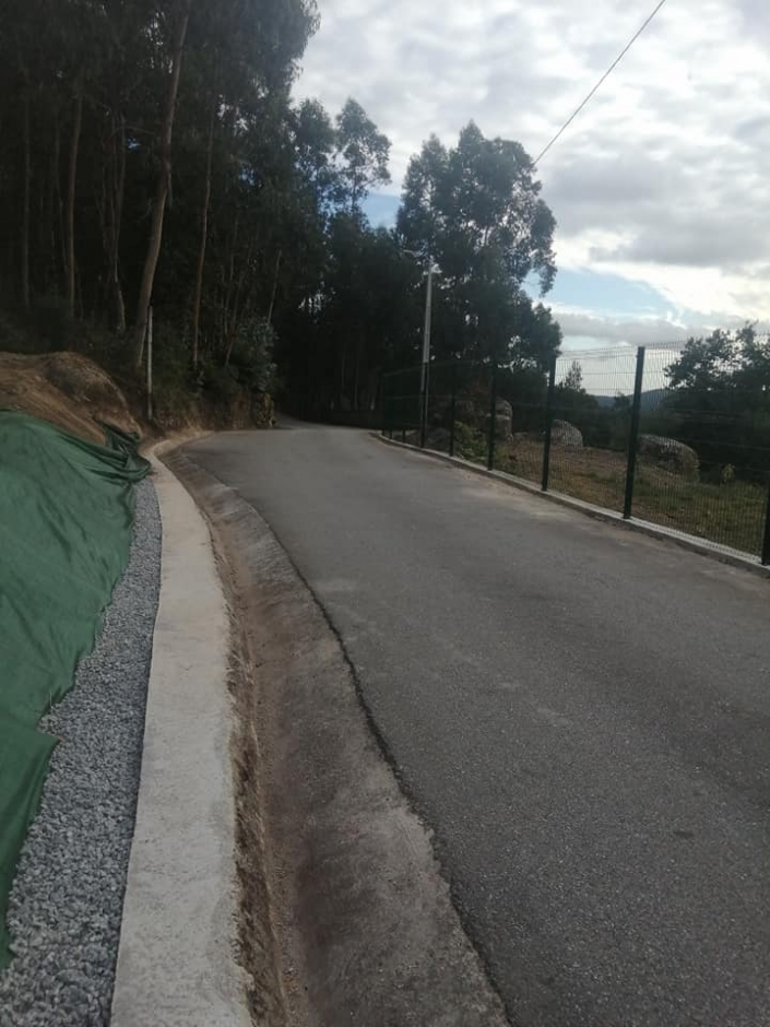 Veda��o de terreno ap�s limpeza de �rea circundante